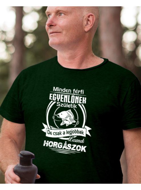 Minden férfi egyenlőnek születik -horgász póló - Erdőzöld M