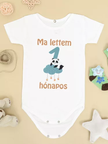 Baba_Ajándék_Feliratos_Body_1_hónapos_lettem_pandás