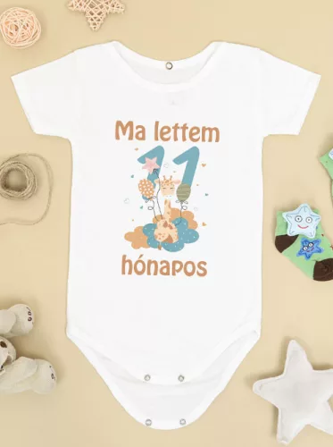 Baba_Ajándék_Feliratos_Body_11_hónapos_lettem_zsiráfos