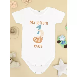 Baba_Ajándék_Feliratos_Body_1_éves_lettem_lajháros