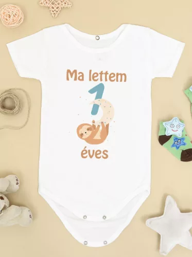 Baba_Ajándék_Feliratos_Body_1_éves_lettem_lajháros