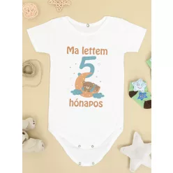 Baba_Ajándék_Feliratos_Body_5_hónapos_lettem_macis