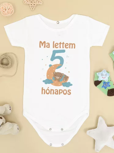 Baba_Ajándék_Feliratos_Body_5_hónapos_lettem_macis