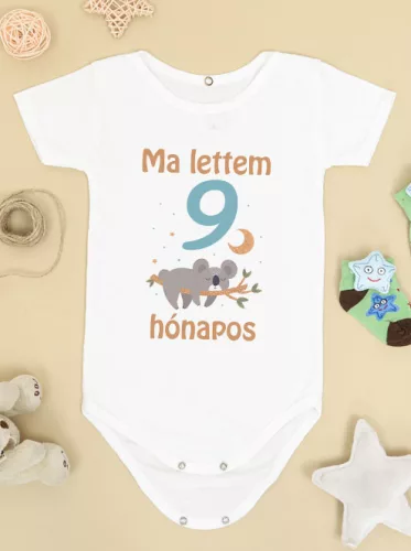 Baba_Ajándék_Feliratos_Body_9_hónapos_lettem_koalával