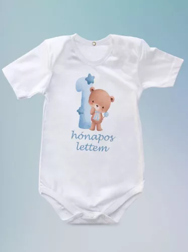 Baba_Ajándék_Macis_body_kisfiúknak_1_hónapos_lettem