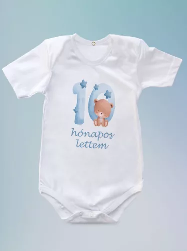 Baba_Ajándék_Macis_body_kisfiúknak_10_hónapos_lettem