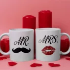 Mrs_Mr_bögrék_Bajusz_és_csókos_száj_