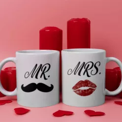 Mrs_Mr_bögrék_Bajusz_és_csókos_száj_