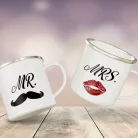 Mrs_Mr_bögrék_Bajusz_és_csókos_száj_