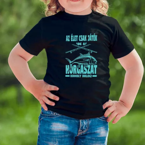 Humoros_pecás_gyerek_póló_Horgászat_komoly_dolog_