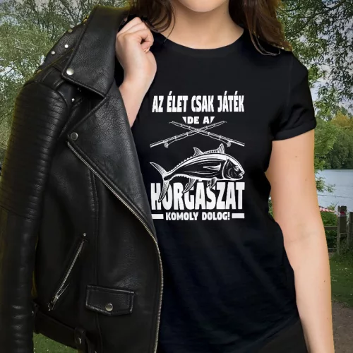 Humoros_pecás_női_póló_Horgászat_komoly_dolog_