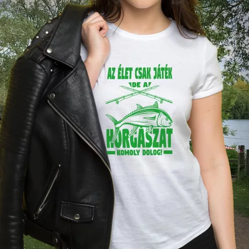 Humoros_pecás_női_póló_Horgászat_komoly_dolog_