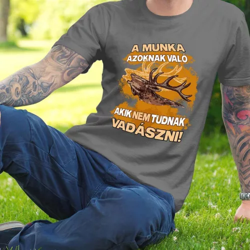 Poénos_vadász_póló_Munka_azoknak_való_