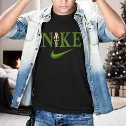Humoros_Ajándék_GrinchVibe_Feliratos_póló_karácsonyra