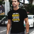 Notórikusan_késő_férfi_póló_Minél_később_annál_jobb