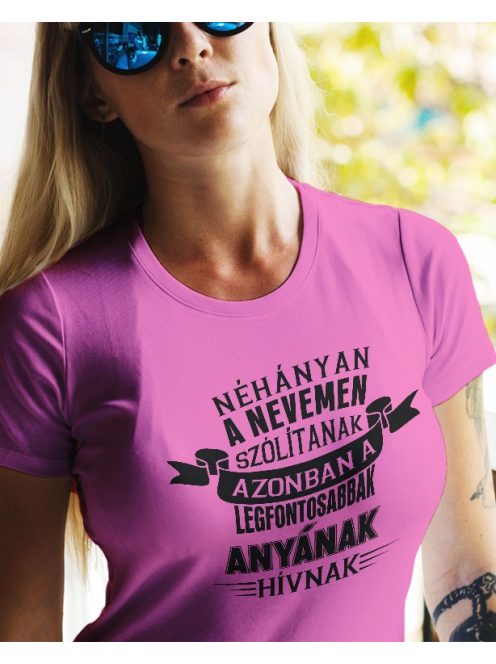 Anyák napi ajándék_Anyának hívnak női póló_