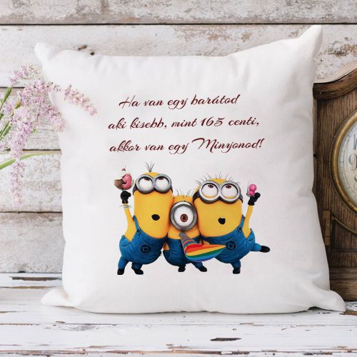 Vicces_ajándék_barátoknak_Minyon_párna_