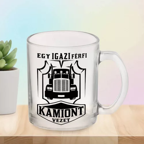 Kamionos_bögre_Igazi_férfi_kamiont_vezet_