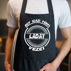 Ladás_kötény_Igazi_férfi_Ladát_vezet_