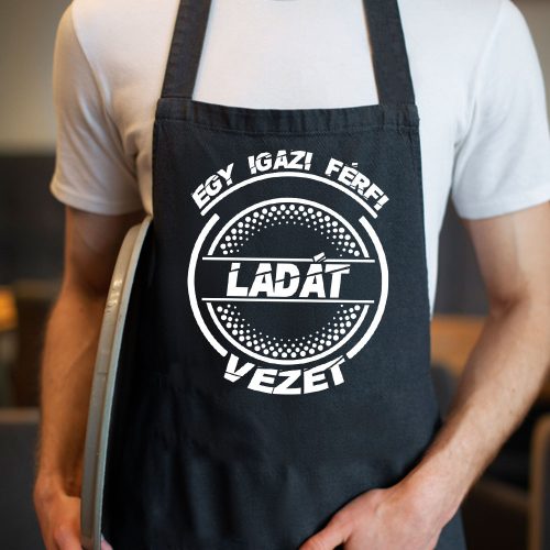 Ladás_kötény_Igazi_férfi_Ladát_vezet_