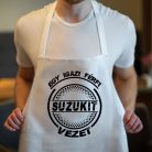 Suzukis_kötény_Igazi_férfi_Suzukit_vezet_