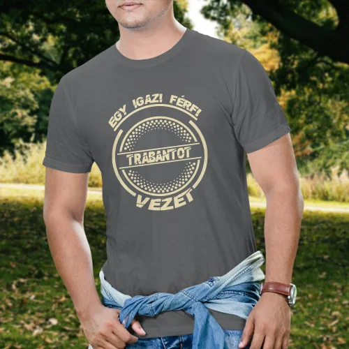 Trabantos_póló_Igazi_férfi_Trabantot_vezet_