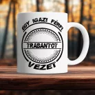 Trabantos_bögre_Igazi_férfi_Trabantot_vezet_