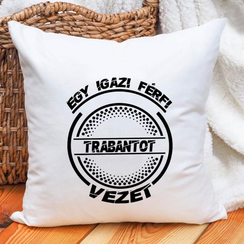 Trabantos_párna_Igazi_férfi_Trabantot_vezet_