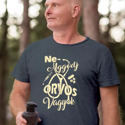 Ajándék_orvosnak_Orvos_vagyok_póló_