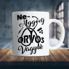 Ajándék_orvosnak_Orvos_vagyok_bögre_