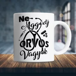 Ajándék_orvosnak_Orvos_vagyok_bögre_