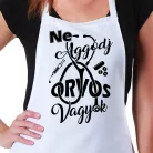 Ajándék_orvosnak_Orvos_vagyok_kötény_