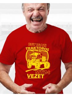 Ajándék traktorosoknak_MTZ póló_Egy igazi traktoros MTZ-t vezet