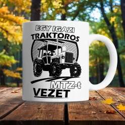 Ajándék_traktorosoknak_MTZ_bögre_Egy_igazi_traktoros_MTZ-t_vezet
