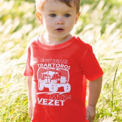 Ajándék_traktorosoknak_MTZ_gyerek_póló_Egy_igazi_traktoros_MTZ-t_vezet