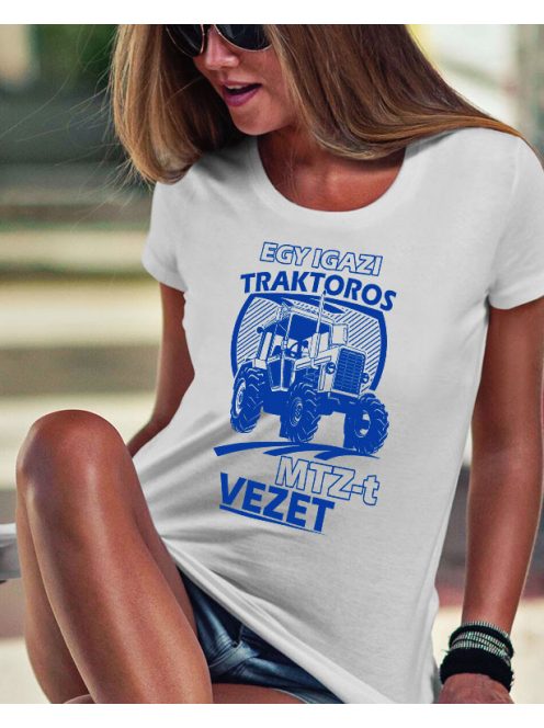 Női póló traktorosnak - Egy igazi traktoros MTZ-t vezet 