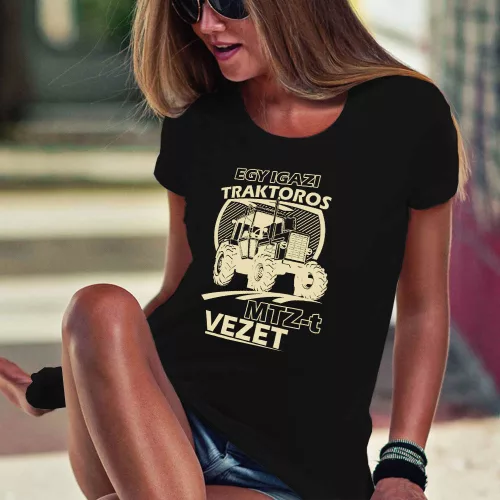Ajándék_traktorosoknak_MTZ-t_vezet_női_póló_