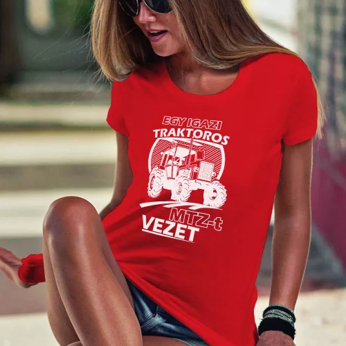 Ajándék_traktorosoknak_MTZ-t_vezet_női_póló_