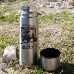 Ajándék_traktorosoknak_MTZ-t_vezet_termosz_