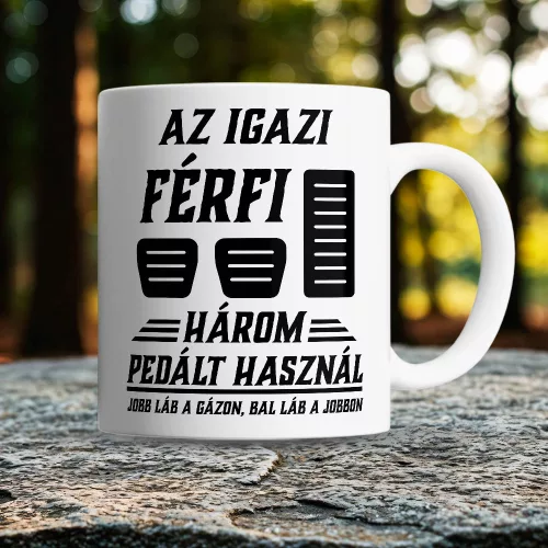 Autós_bögre_férfiaknak_Három_pedált_használ_