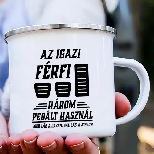 Autós_bögre_férfiaknak_Három_pedált_használ_