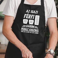 Autós_kötény_férfinak_Három_pedált_használ_