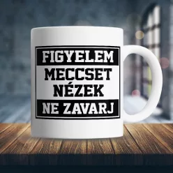 Vicces_ajándékok_Meccset_nézek_bögre_