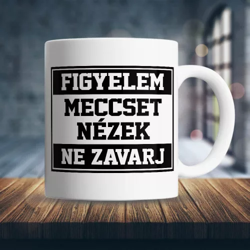 Vicces_ajándékok_Meccset_nézek_bögre_