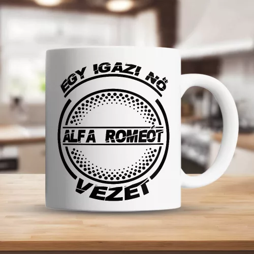 Alfa_romeos_bögre_Igazi_nő_alfát_vezet_