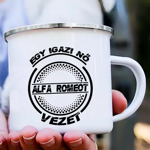 Alfa_romeos_bögre_Igazi_nő_alfát_vezet_