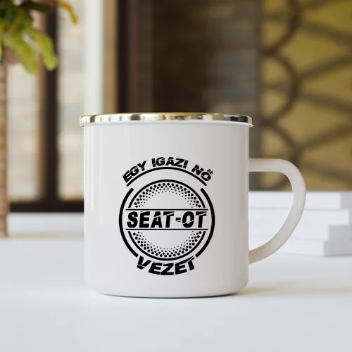 Seat-os_bögre_Igazi_nő_Seatot_vezet_