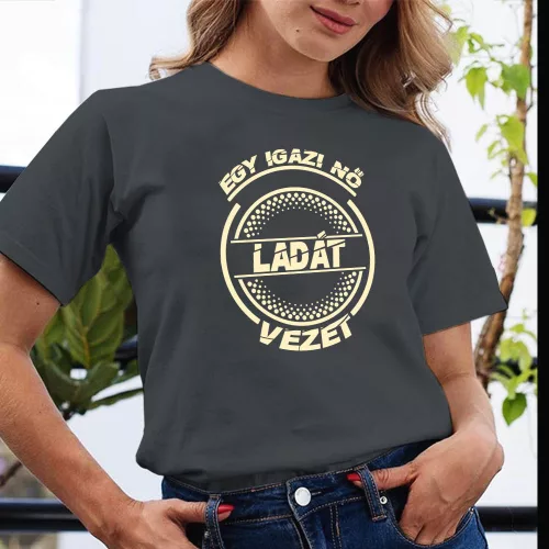 Ladás_póló_Igazi_nő_Ladát_vezet_