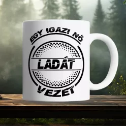 Ladás_bögre_Igazi_nő_Ladát_vezet_