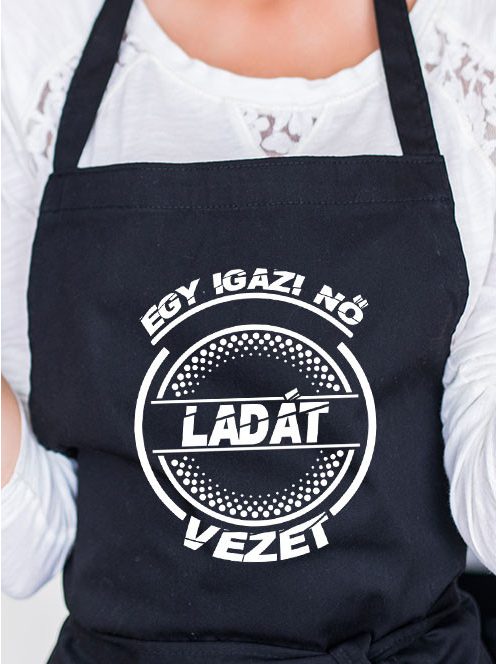 Ladás kötény_Igazi nő Ladát vezet